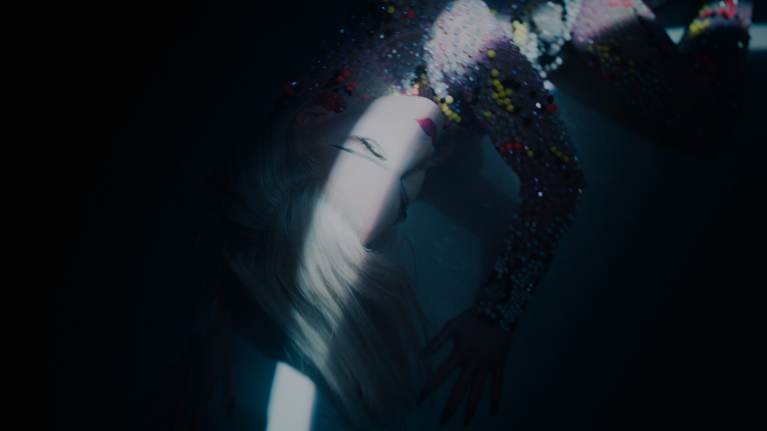 LA GRANDE DAME – DADA — still 9